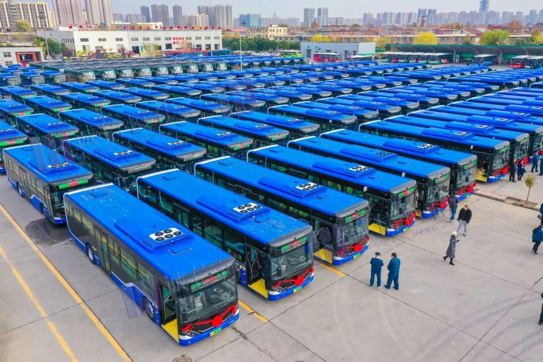 揚(yáng)州客戶(hù)500臺(tái)公交車(chē)安裝路牌交車(chē)儀式！